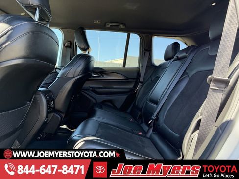 Used 2025 Jeep Grand Cherokee Altitude image 29