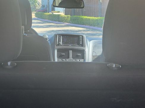 Used 2018 Dodge Grand Caravan SE w/ UConnect Hands-Free Group FWD image 13