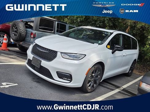 Used 2025 Chrysler Pacifica Limited FWD image 1