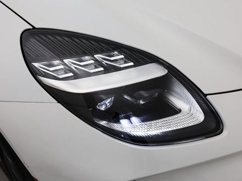 Used 2025 Aston Martin V8 Vantage Coupe image 41