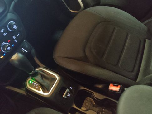 Used 2021 Jeep Renegade Latitude FWD image 26
