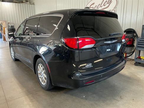 Used 2022 Chrysler Voyager LX FWD image 3