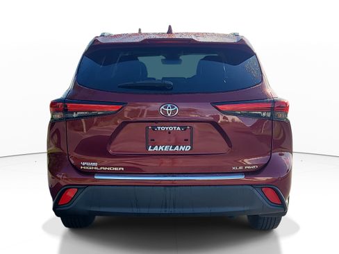 Used 2020 Toyota Highlander XLE AWD/4WD image 6