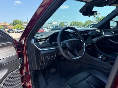 Used 2025 Jeep Grand Cherokee Limited AWD/4WD image 10