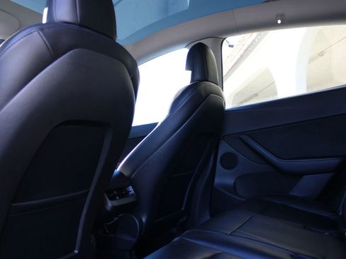 Used 2022 Tesla Model Y Long Range image 15