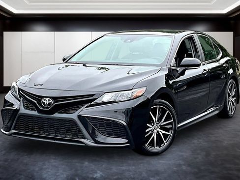 Used 2023 Toyota Camry SE FWD image 3