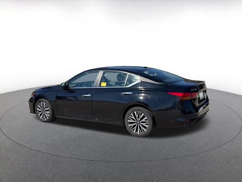 Used 2025 Nissan Altima 2.5 SV image 10