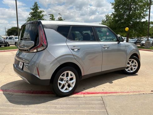 Used 2025 Kia Soul LX w/ LX Technology Package FWD image 6