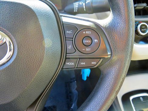 Used 2021 Toyota Corolla LE image 25