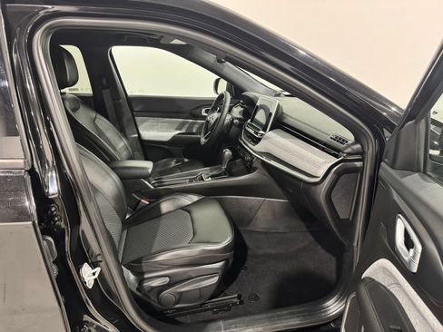 Used 2025 Jeep Compass Latitude w/ Sun & Sound Group AWD/4WD image 21