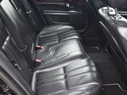 Used 2013 Jaguar XJ image 36