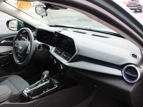 Used 2025 Chevrolet Trax LT image 27
