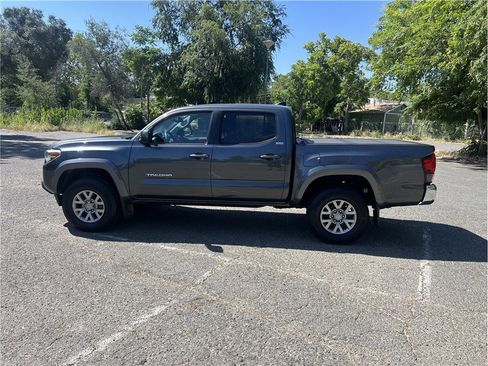 Used 2018 Toyota Tacoma SR5 RWD image 5