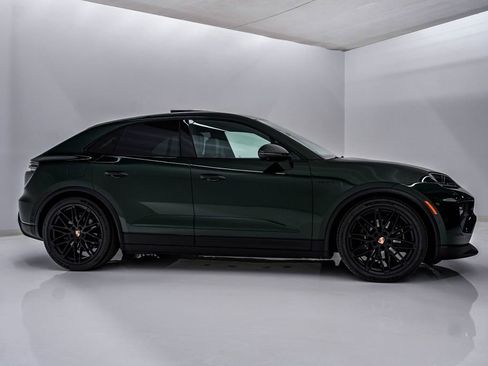 New 2026 Porsche Macan 4 Electric image 9