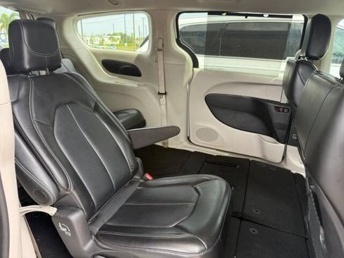 Used 2024 Chrysler Pacifica Touring-L FWD image 13