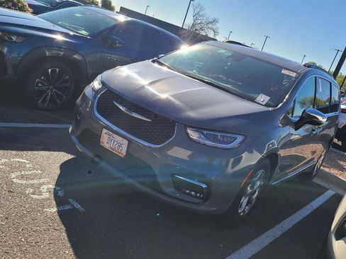 Used 2023 Chrysler Pacifica Limited image 1