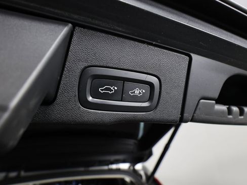 Used 2018 Volvo XC60 T5 Momentum w/ Vision Package image 19