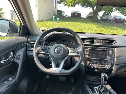 Used 2020 Nissan Rogue SV FWD image 19