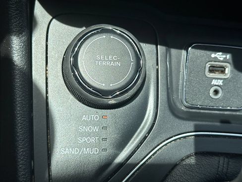 Used 2021 Jeep Cherokee Latitude Lux w/ Comfort/Convenience Group AWD/4WD image 30