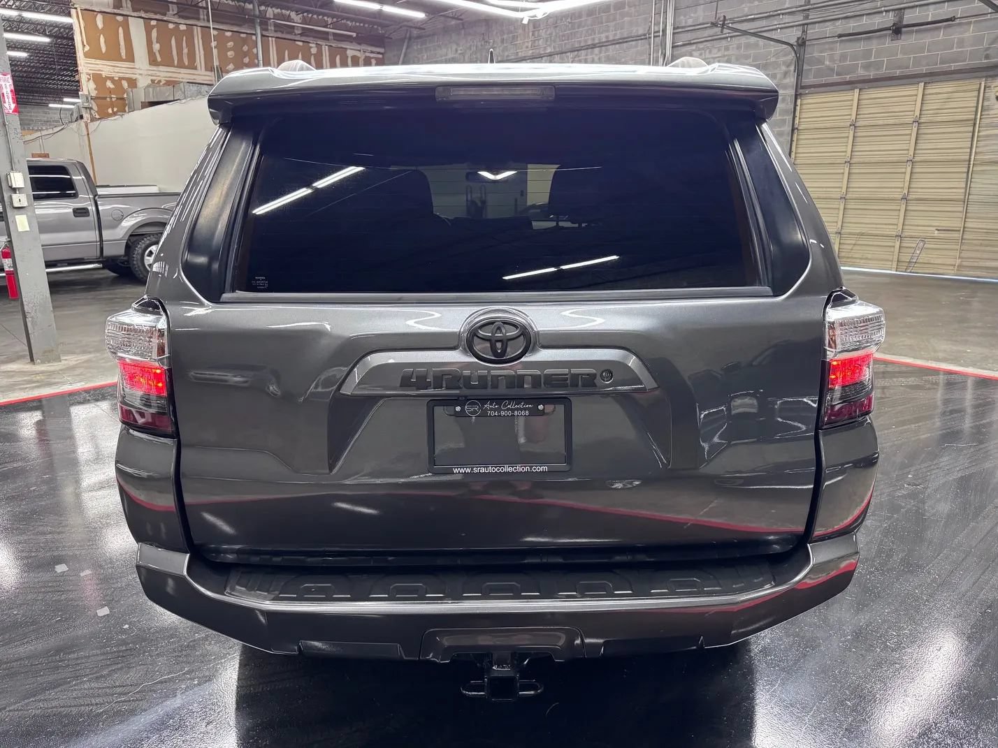 Used 2018 Toyota 4Runner SR5 AWD/4WD image 4