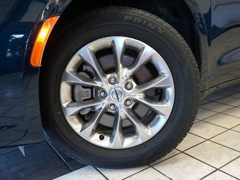 Used 2022 Chrysler Pacifica Touring-L image 55