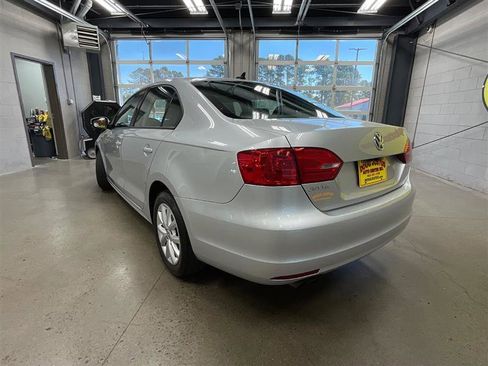 Used 2011 Volkswagen Jetta SE FWD image 3