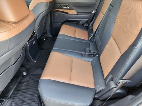Used 2024 Lexus GX 550 w/ Accessory Package (Z1) AWD/4WD image 30