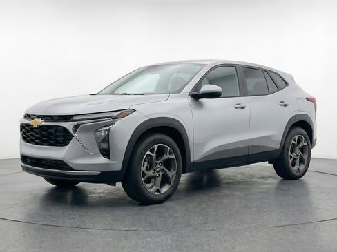 Used 2025 Chevrolet Trax LT w/ LT Convenience Package image 3