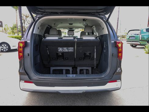 Used 2025 Kia Carnival EX FWD image 22