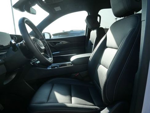 Used 2025 Chevrolet Traverse LT image 11