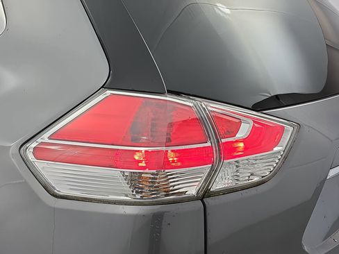 Used 2016 Nissan Rogue SV image 32