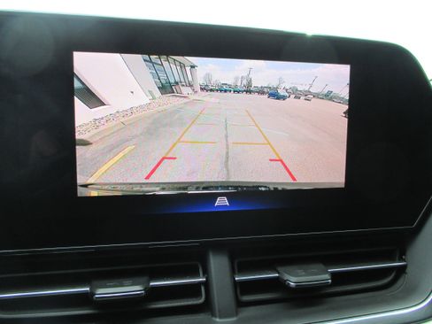 Used 2024 Chevrolet Trax LT w/ Sunroof Package image 16