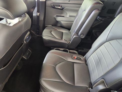 Used 2021 Toyota Highlander XLE image 13