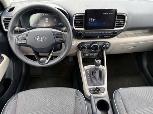 Used 2025 Hyundai Venue Limited FWD image 2