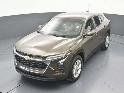 Used 2024 Chevrolet Trax LS w/ LS Convenience Package FWD image 40