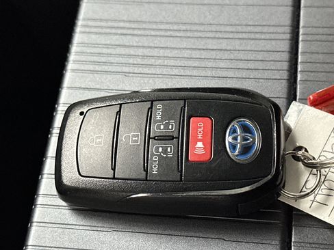 Used 2025 Toyota Sienna LE image 38