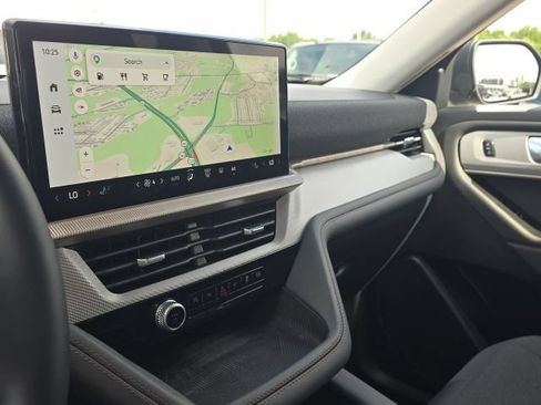 Used 2025 Ford Explorer Active RWD image 28