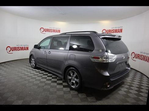 Used 2019 Toyota Sienna SE Premium FWD image 7