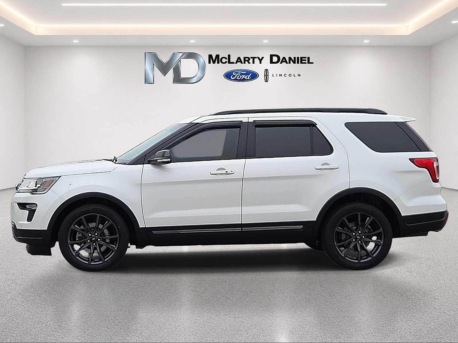 Used 2018 Ford Explorer XLT w/ Equipment Group 202A FWD image 3
