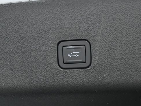 Used 2023 Chevrolet Traverse LT image 35