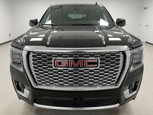 Used 2022 GMC Yukon XL Denali w/ Advanced Technology Package AWD/4WD image 3