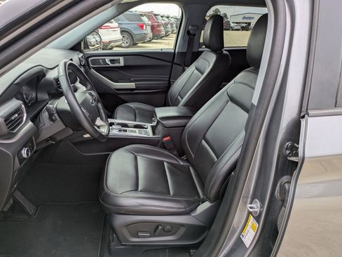 Used 2023 Ford Explorer XLT w/ Equipment Group 202A image 7