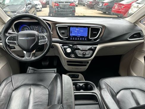 Used 2017 Chrysler Pacifica Touring-L FWD image 29