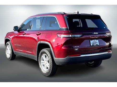 Used 2023 Jeep Grand Cherokee Laredo image 4