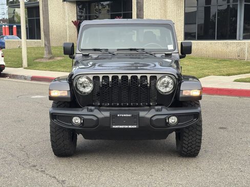 Used 2022 Jeep Gladiator Sport image 2