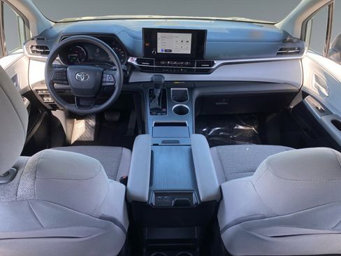 Used 2025 Toyota Sienna LE image 10