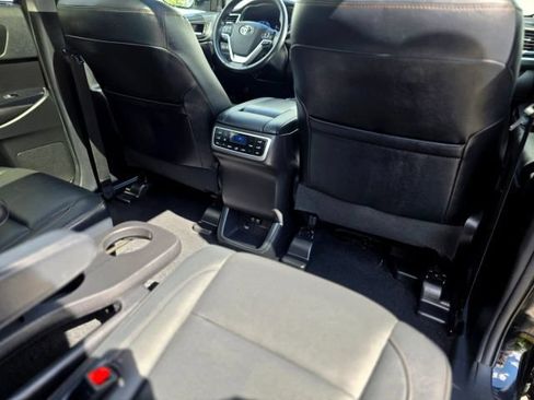 Used 2019 Toyota Highlander Limited Platinum AWD/4WD image 45