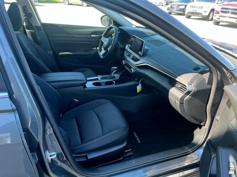 Used 2024 Nissan Altima 2.5 SV image 8
