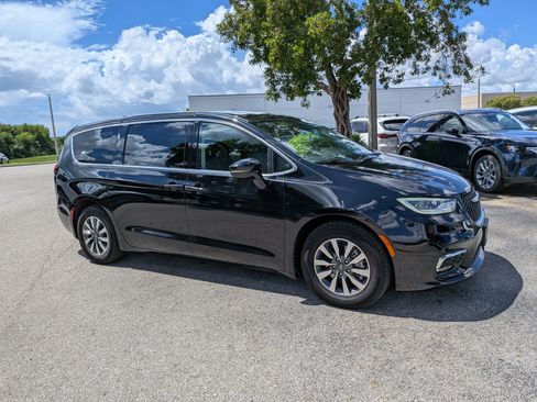 Used 2024 Chrysler Pacifica Limited FWD image 2