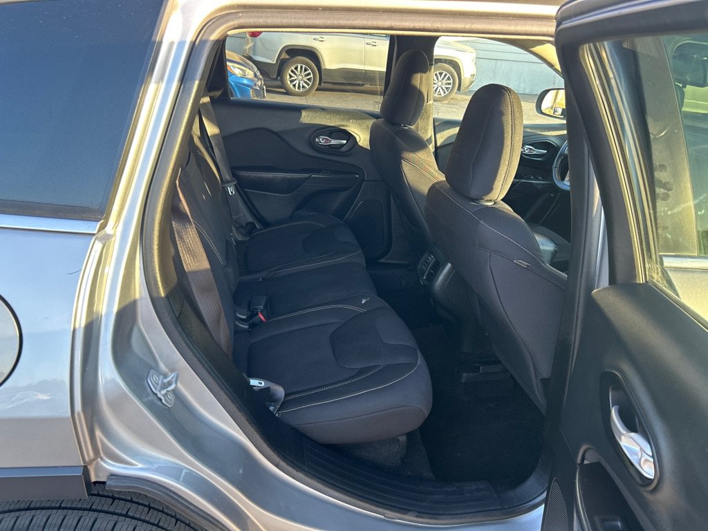 Used 2015 Jeep Cherokee Latitude FWD image 12